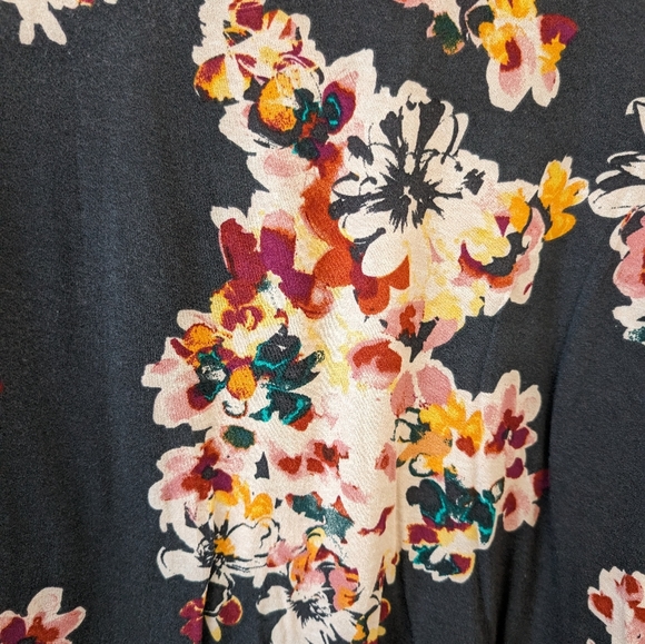 Women's Plus Size Tank- Maurices Size 1, Dark Grey with Floral Pattern - Picture 4 of 5